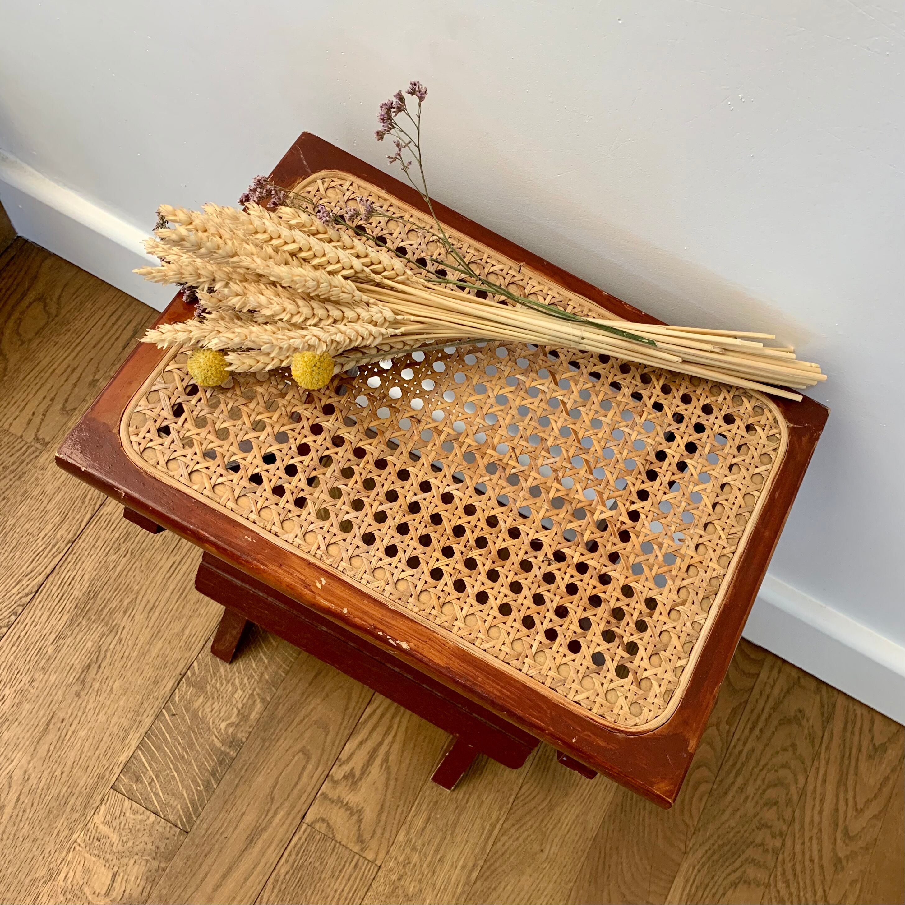 Cannage sitting stool