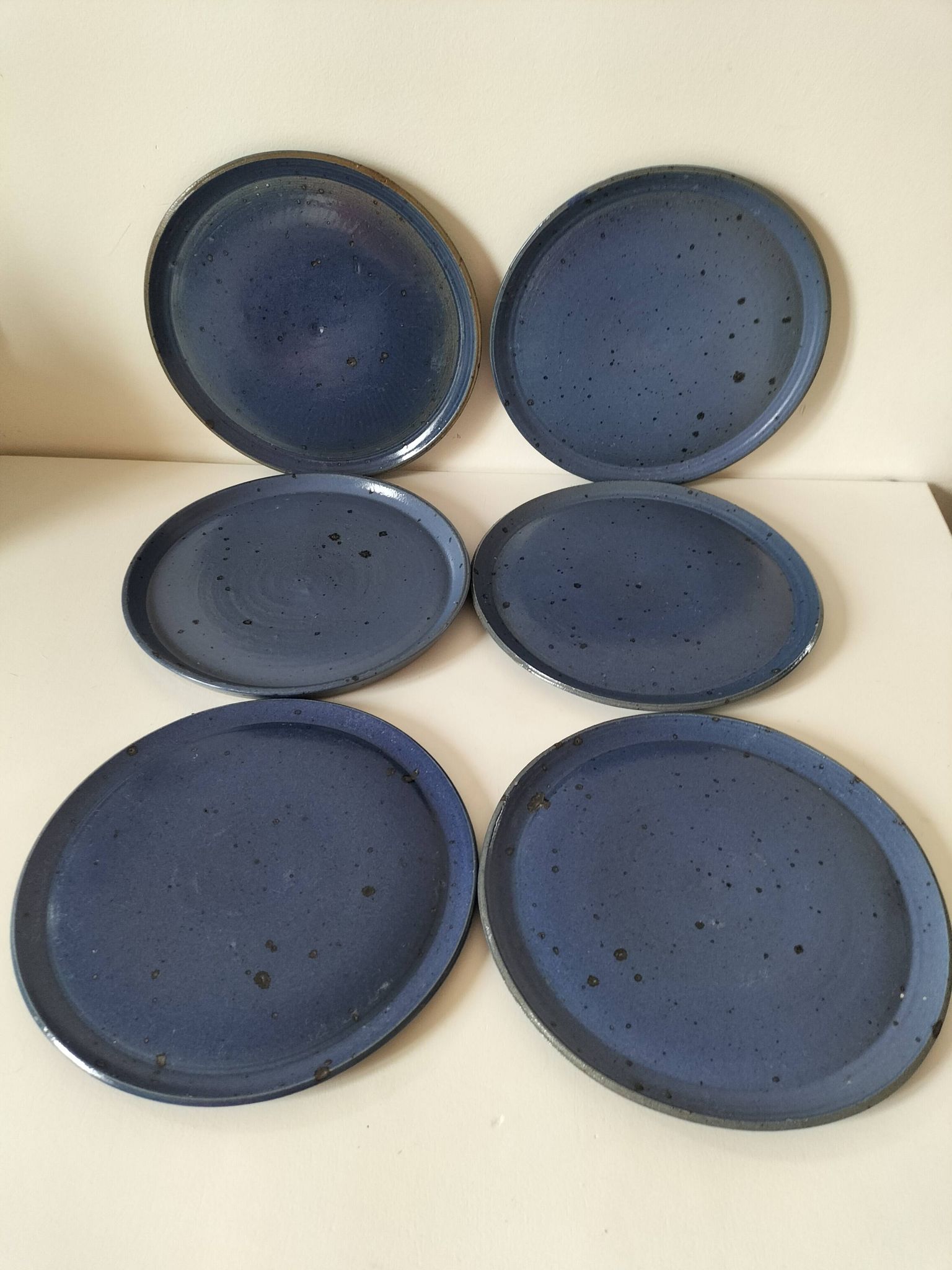 6 assiettes plates en grès artisanal bleu nuit moucheté