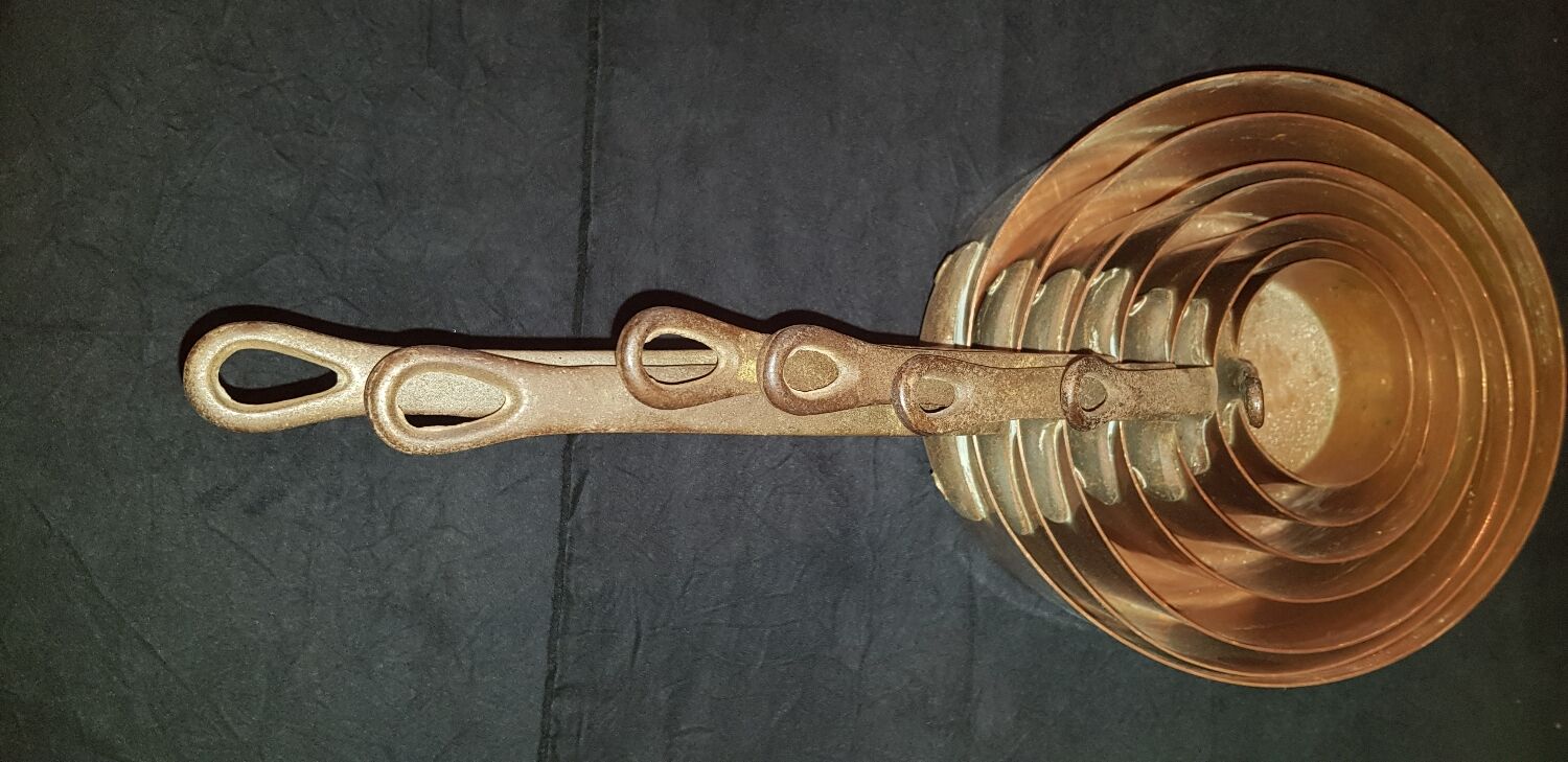 Series of 7 copper saucepans for decoration.