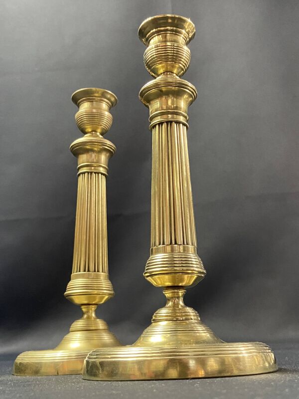 Paire de flambeaux bougeoirs XIXe bronze doré à fût cannelé Restauration