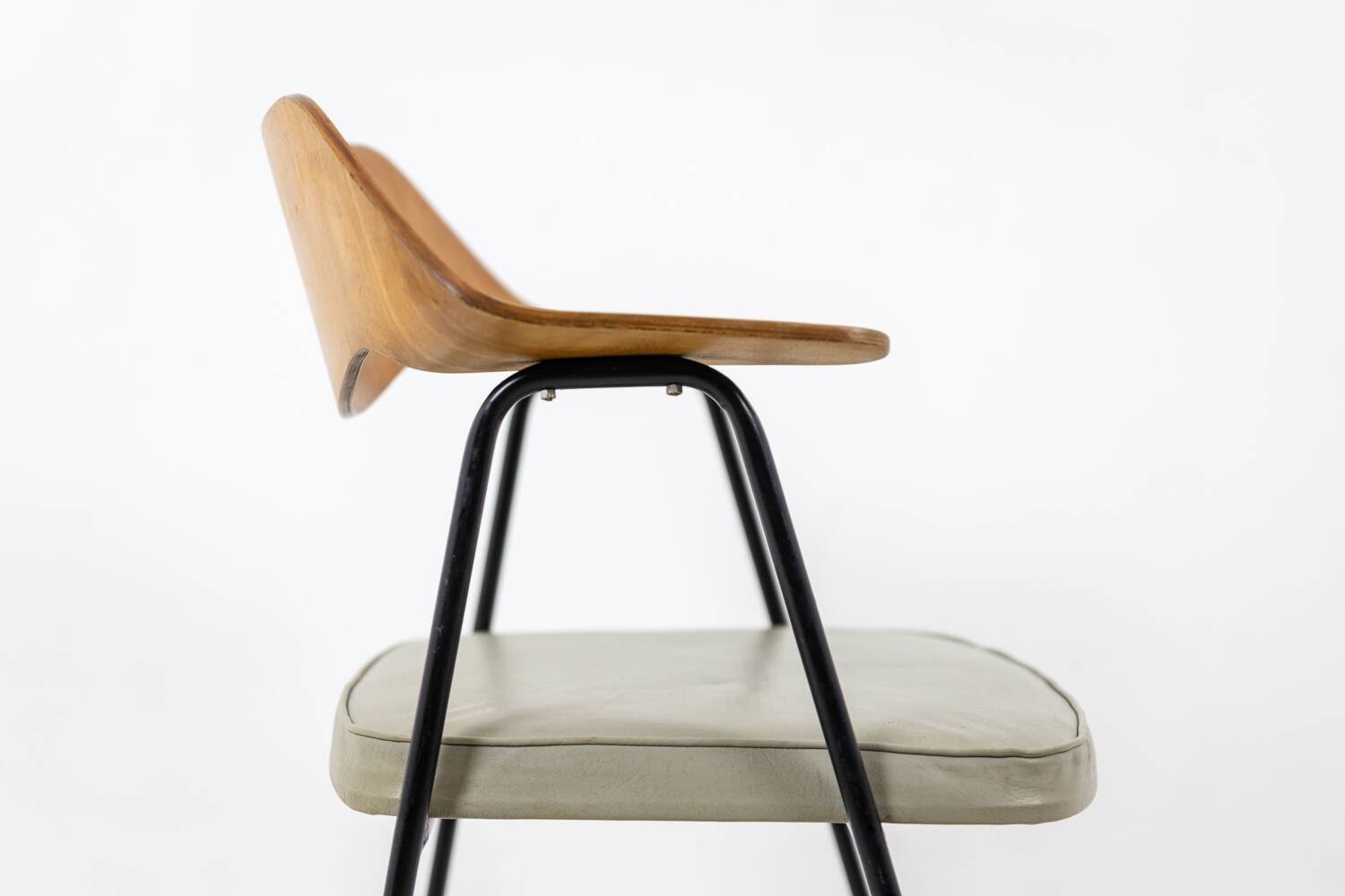 Robin Day. Thermoformed wooden office chair. Airborne circa 1950-60
