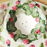Slip dish for strawberries