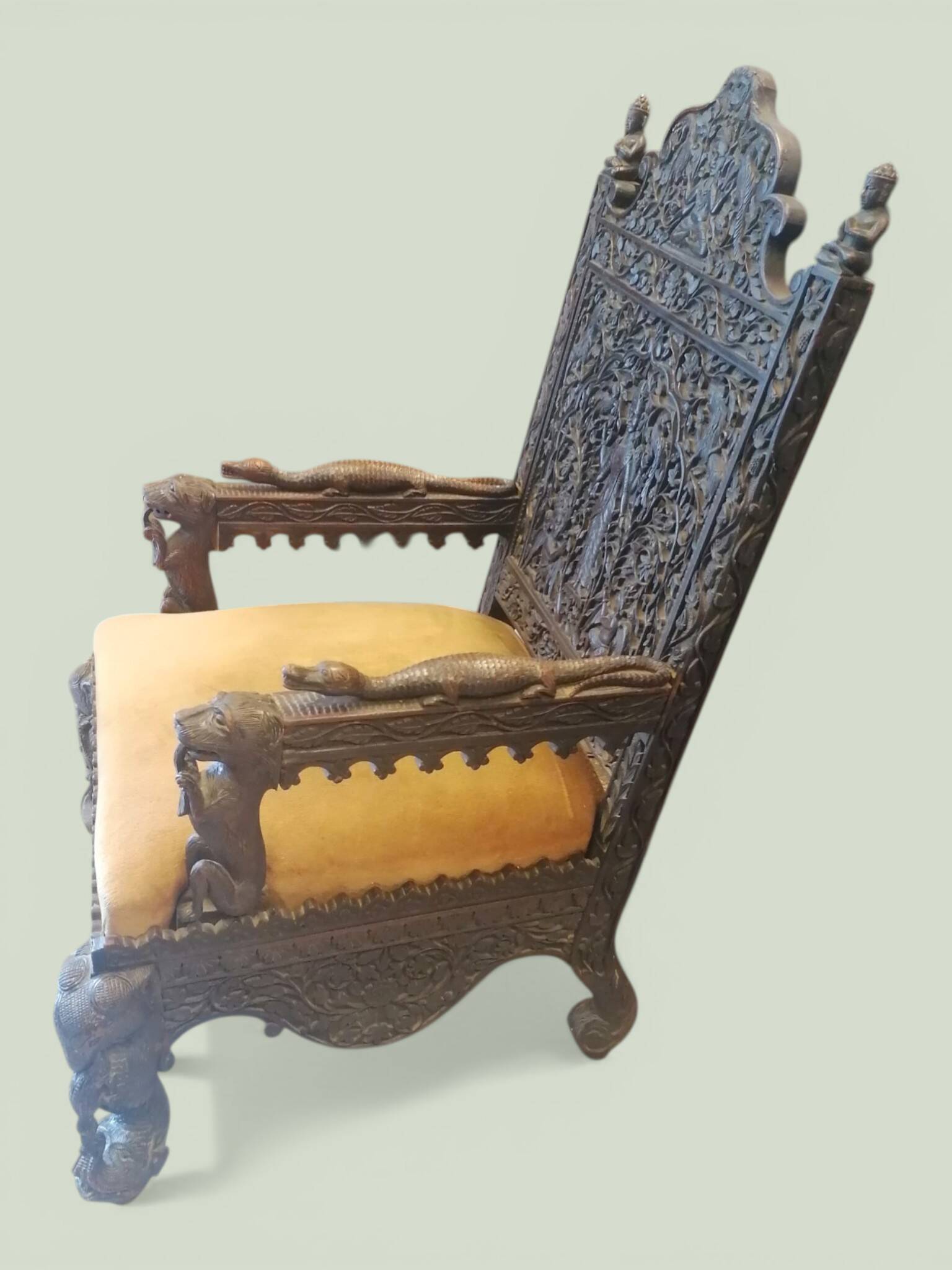 Indian throne chair in carved red wood - Buddhist / Hindu.