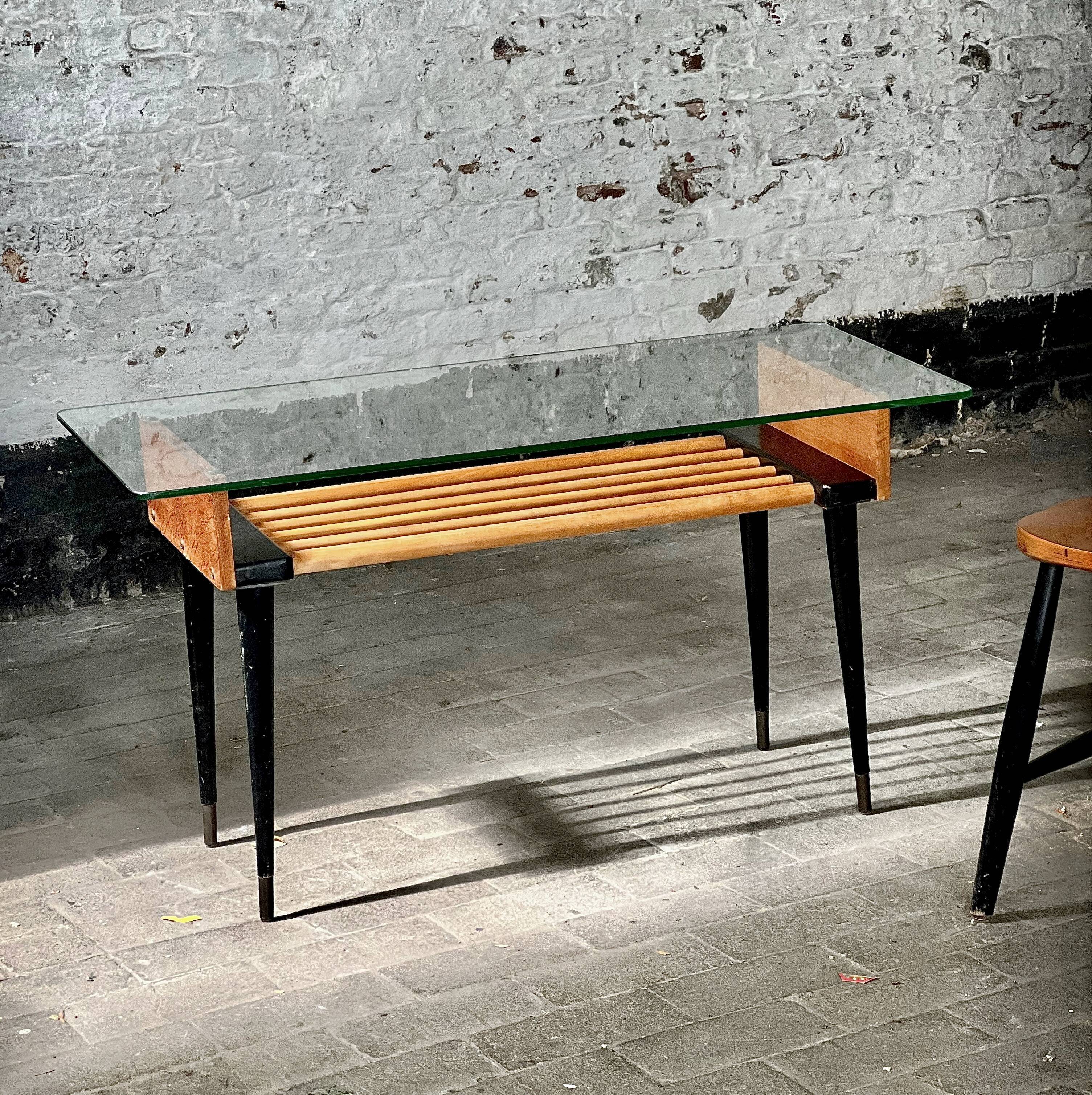 Table d'appoint en bois et verre