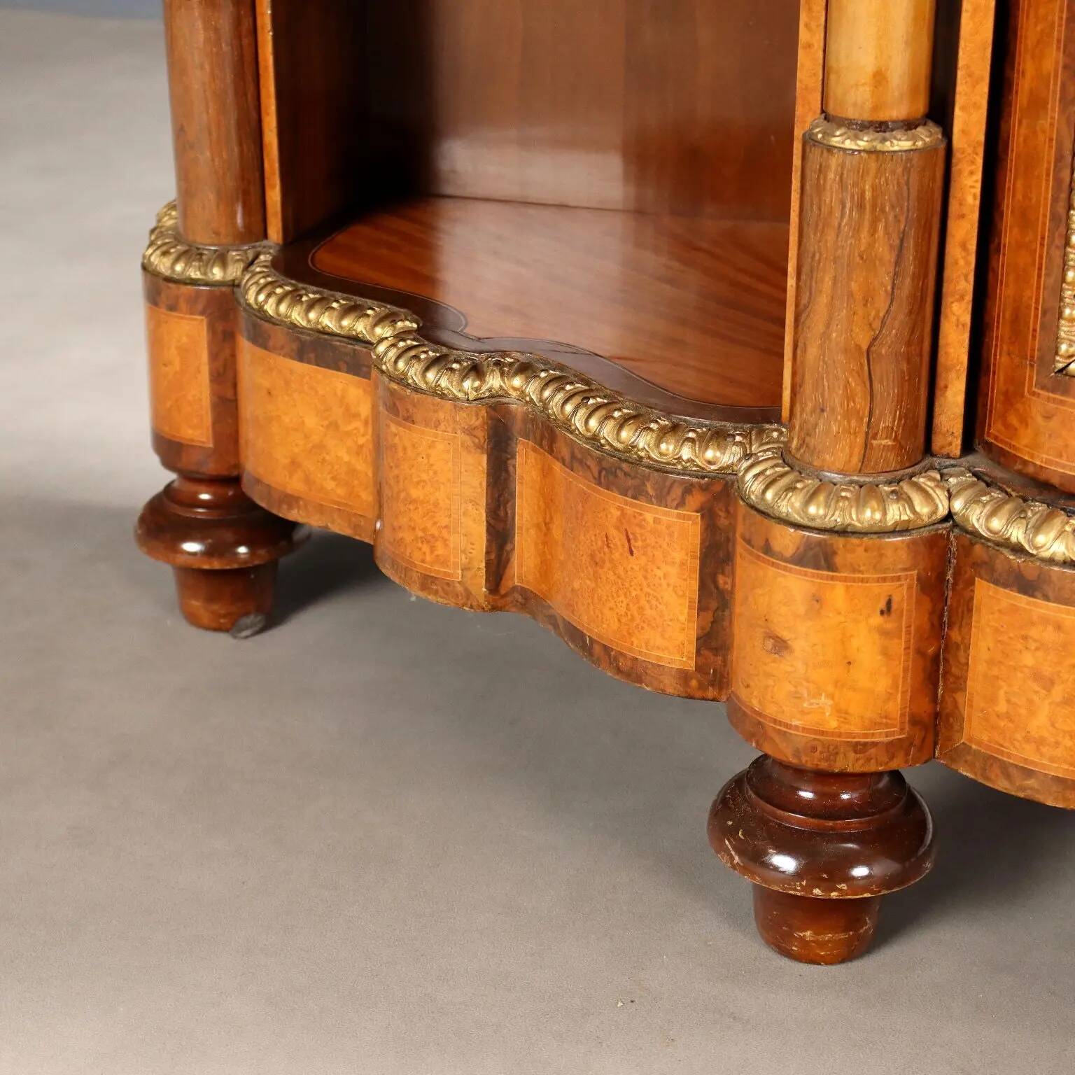 Buffet ancien en placage de loupe d’érable, Royaume-Uni, XIXe siècle