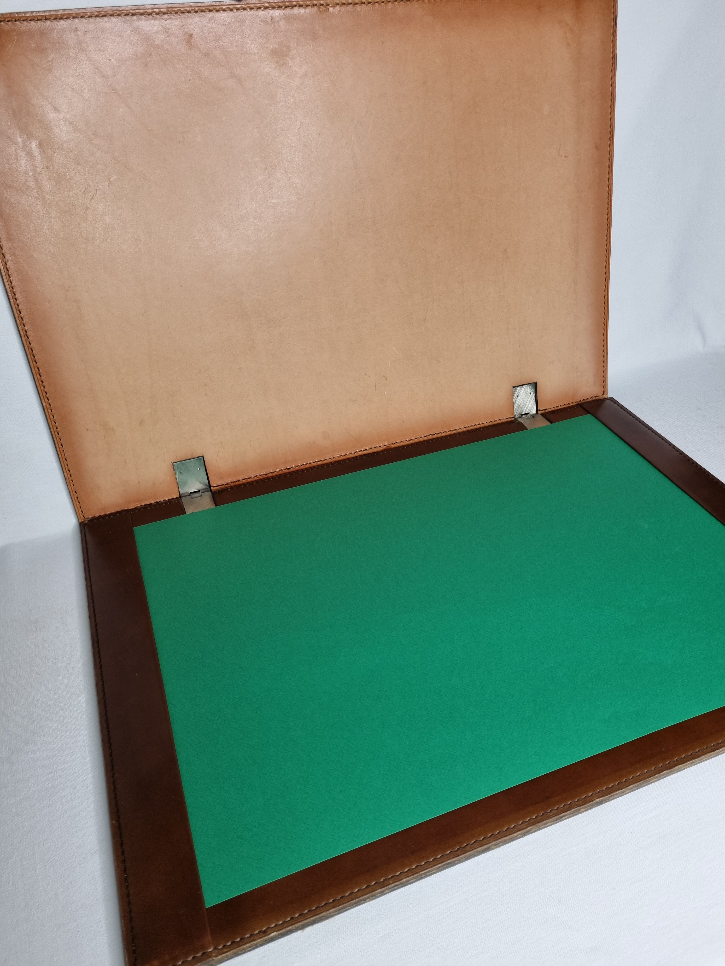 Underhand in saddle leather and vintage brushed metal