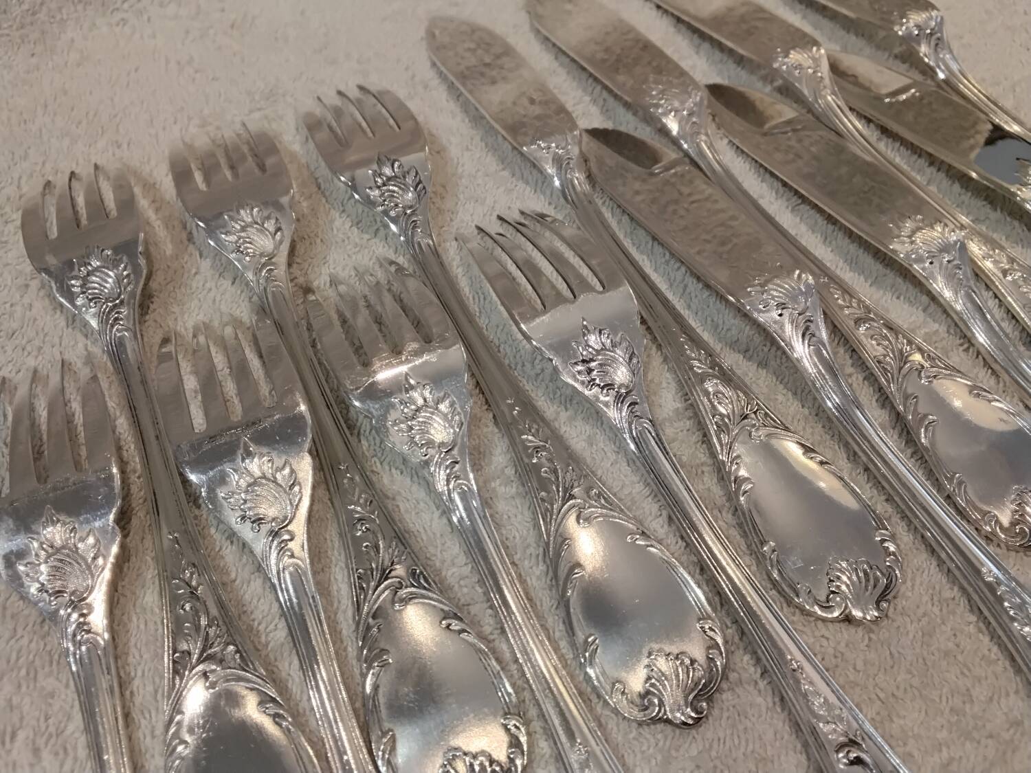 7 forks, 7 fish knives, silver-plated metal, Christofle Marly.