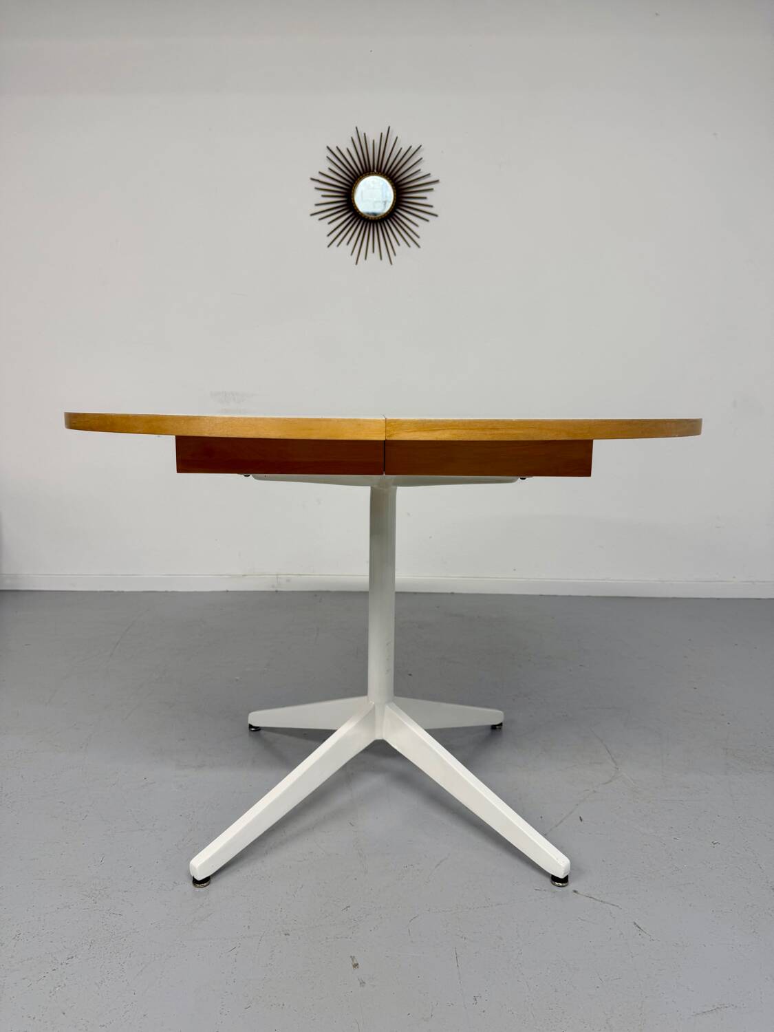 Extendable dining table designed by George Nelson for Herman Miller 60’