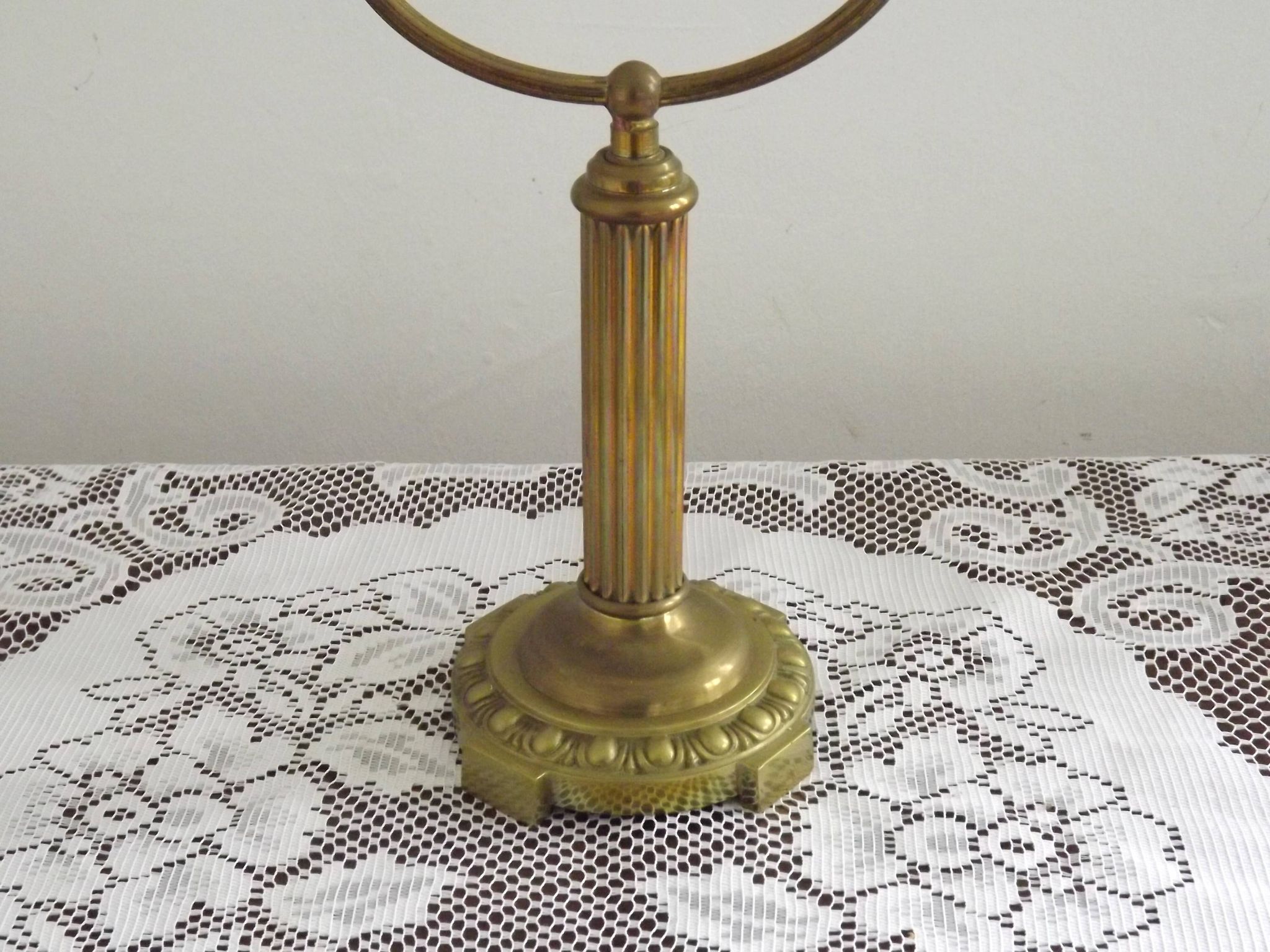 Lampe de table en laiton français vintage de style traditionnel avec base ronde.
