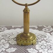 Lampe de table en laiton français vintage de style traditionnel avec base ronde.