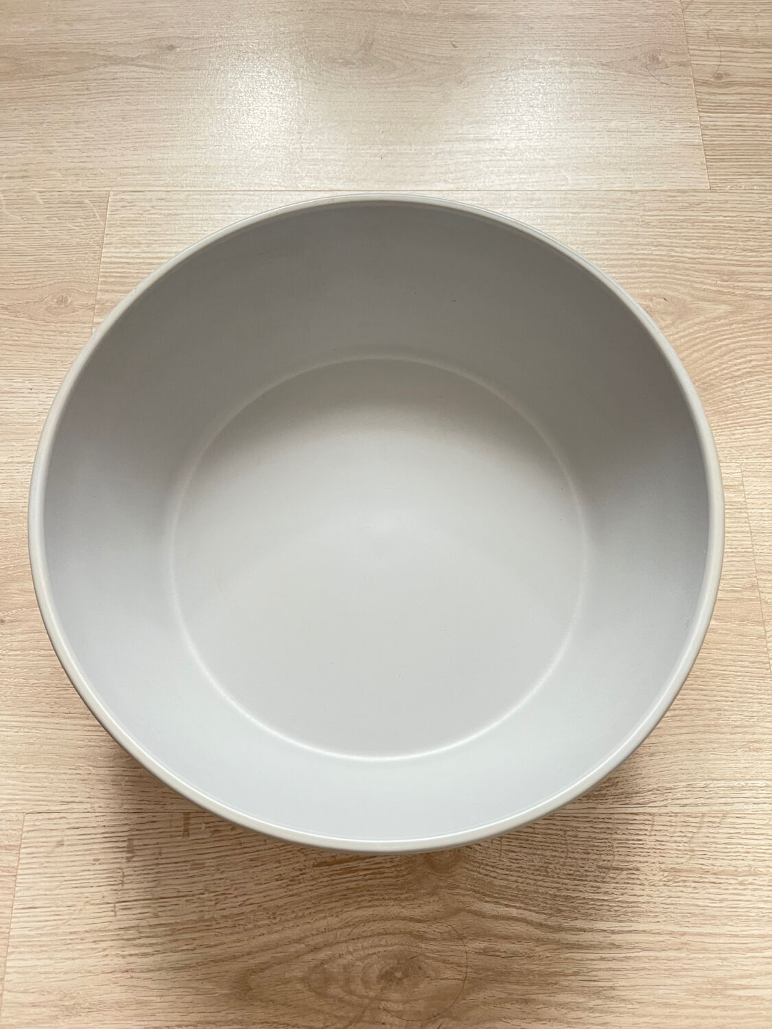 Plat gris clair en céramique