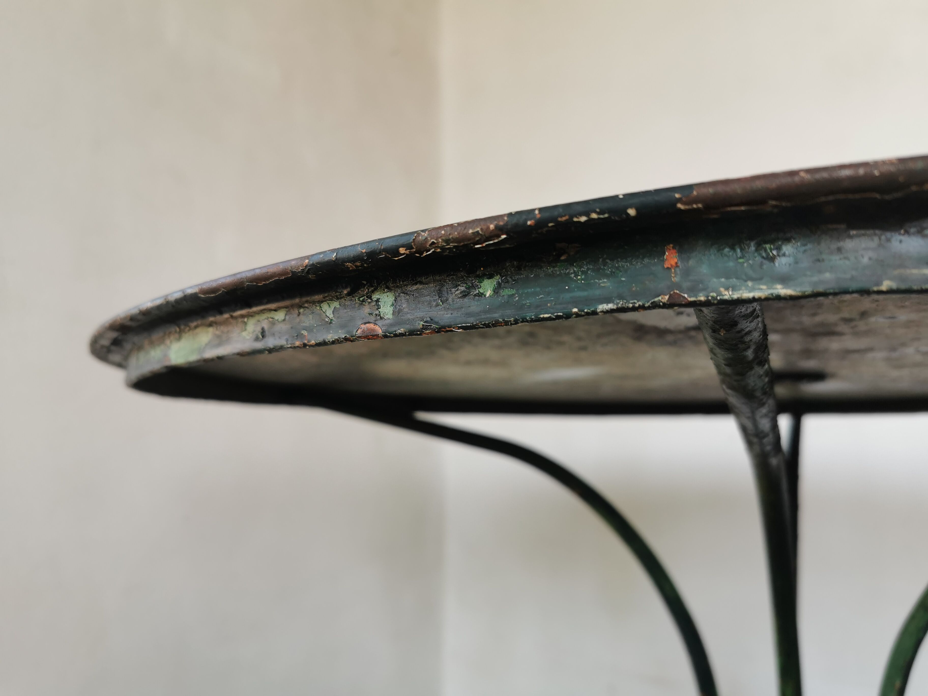 Round garden table cast iron and metal