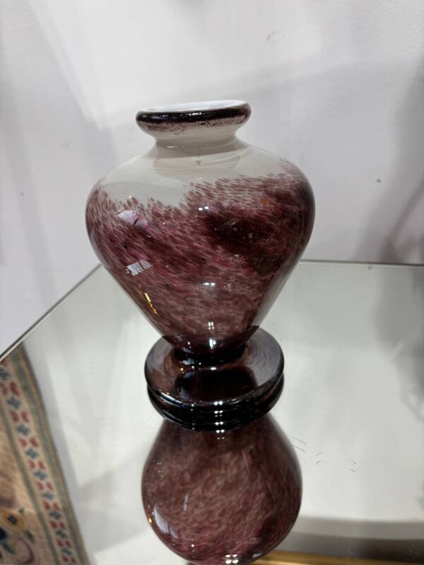 Vase boule en verre soufflé, signé Jean-Claude Novaro