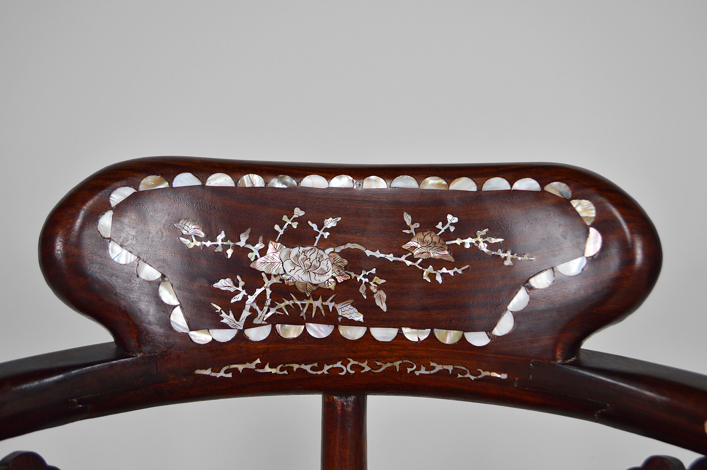 4 Asian armchairs in carved wood and mother-of-pearl inlaid, early twentieth century