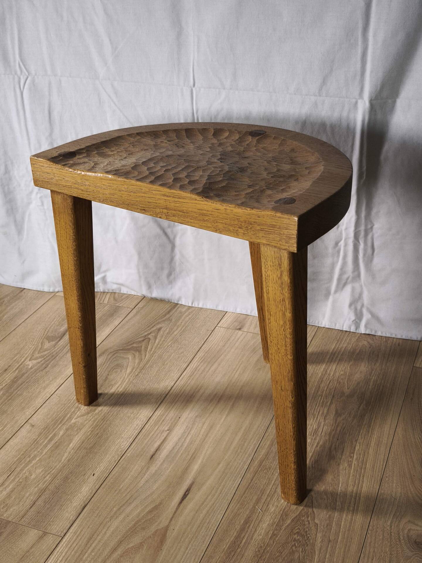 Tabouret en chêne gougé
