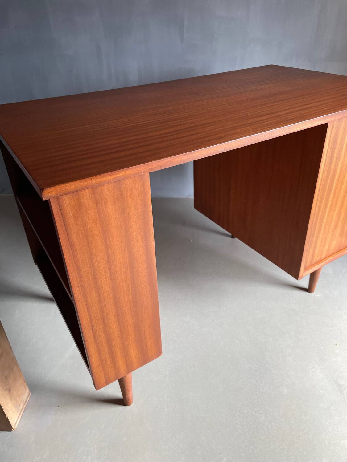 Desk 1970 - 3 drawers and tapered legs