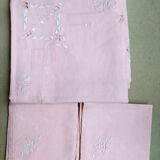 Pink embroidered and openwork tablecloth and its towels