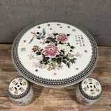 Asie XXeme : table et 4 tabourets en porcelaine peinte a décors de fleurs et calligraphie