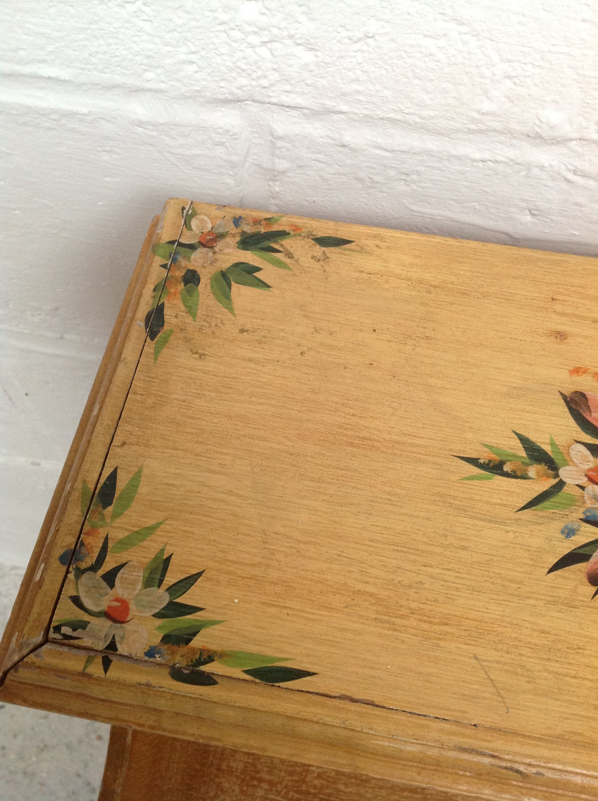 Paire de meubles vintage en bois décor floral