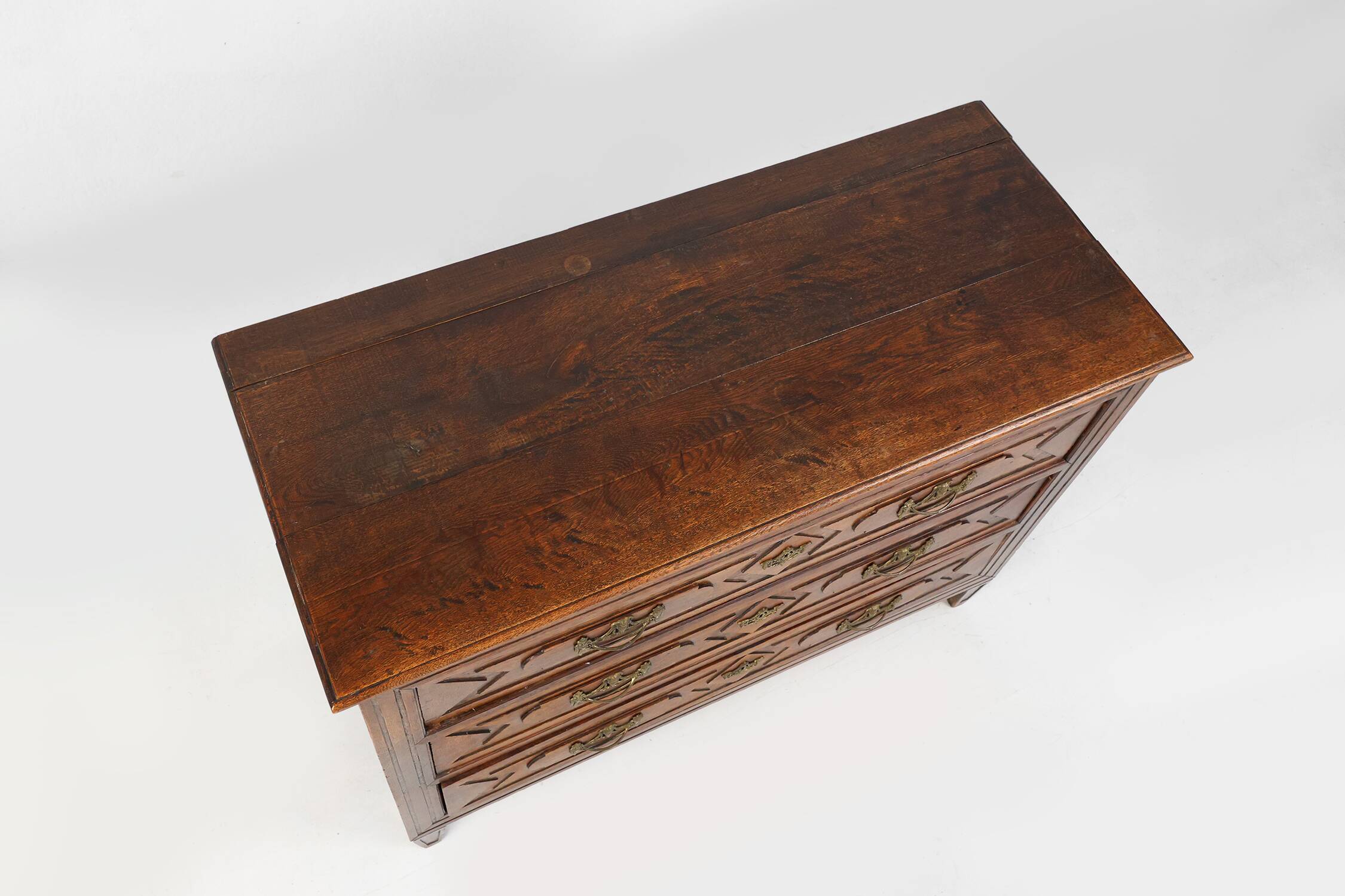 Antique hand crafted en carved chest of drawers in oak, ca. 1800