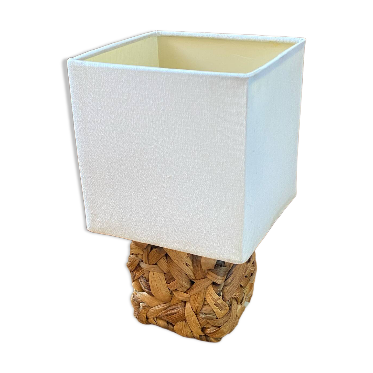 Lamp, natural weaving in water hyacinth fibre.