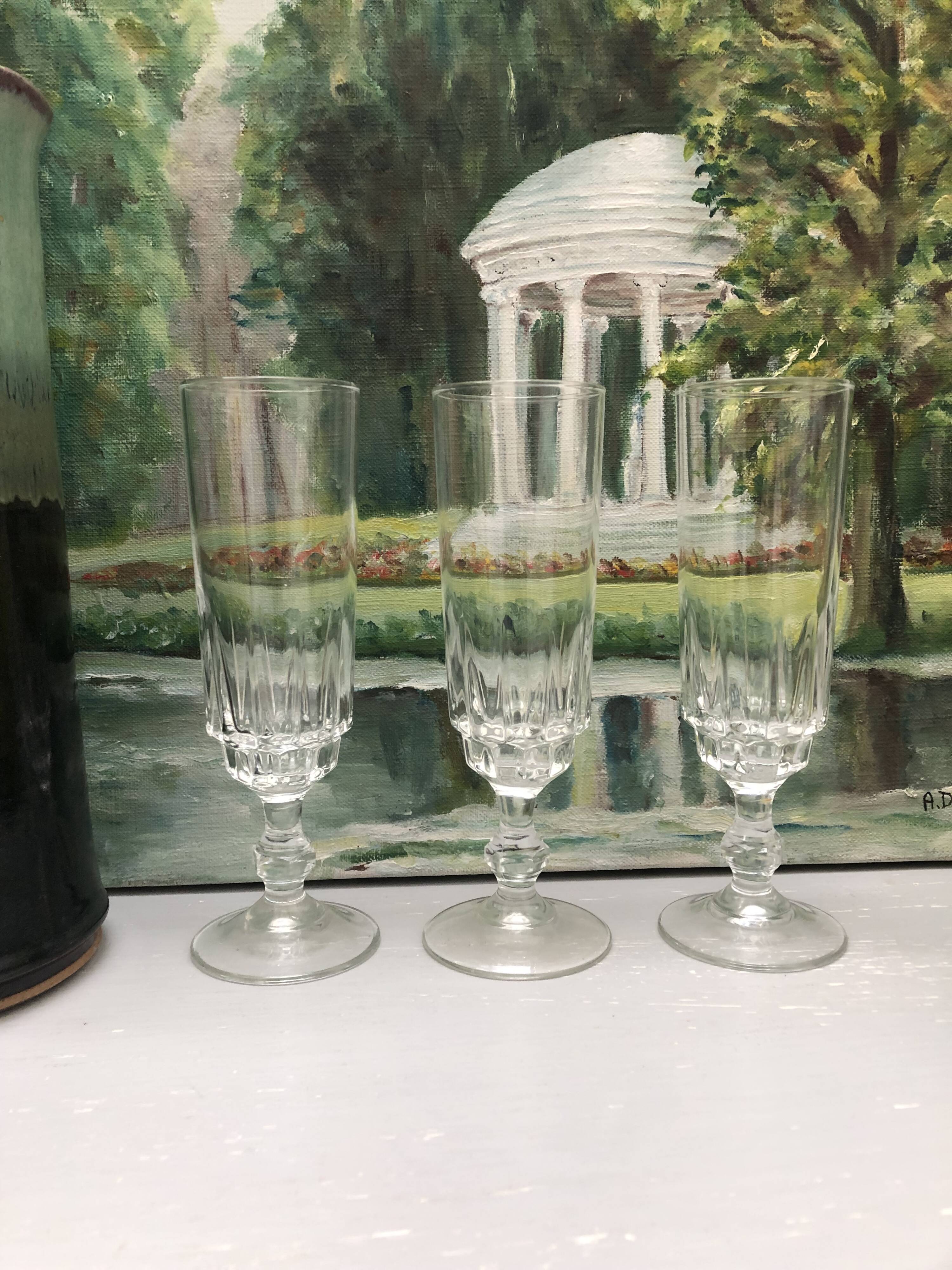 Set of 6 lance model champagne flutes, design made in France from the 1970s.