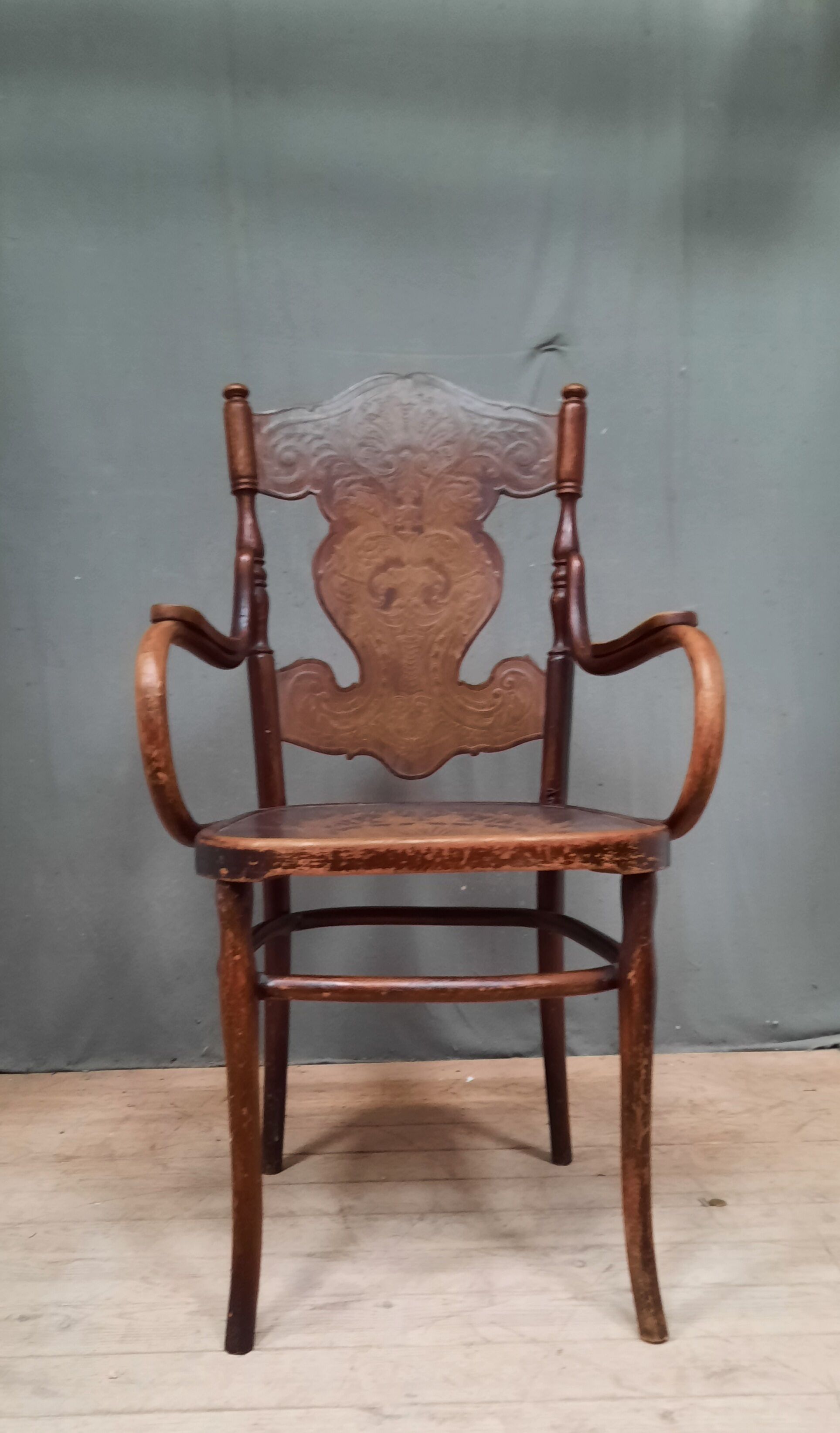 Curved wooden armchair Kohn