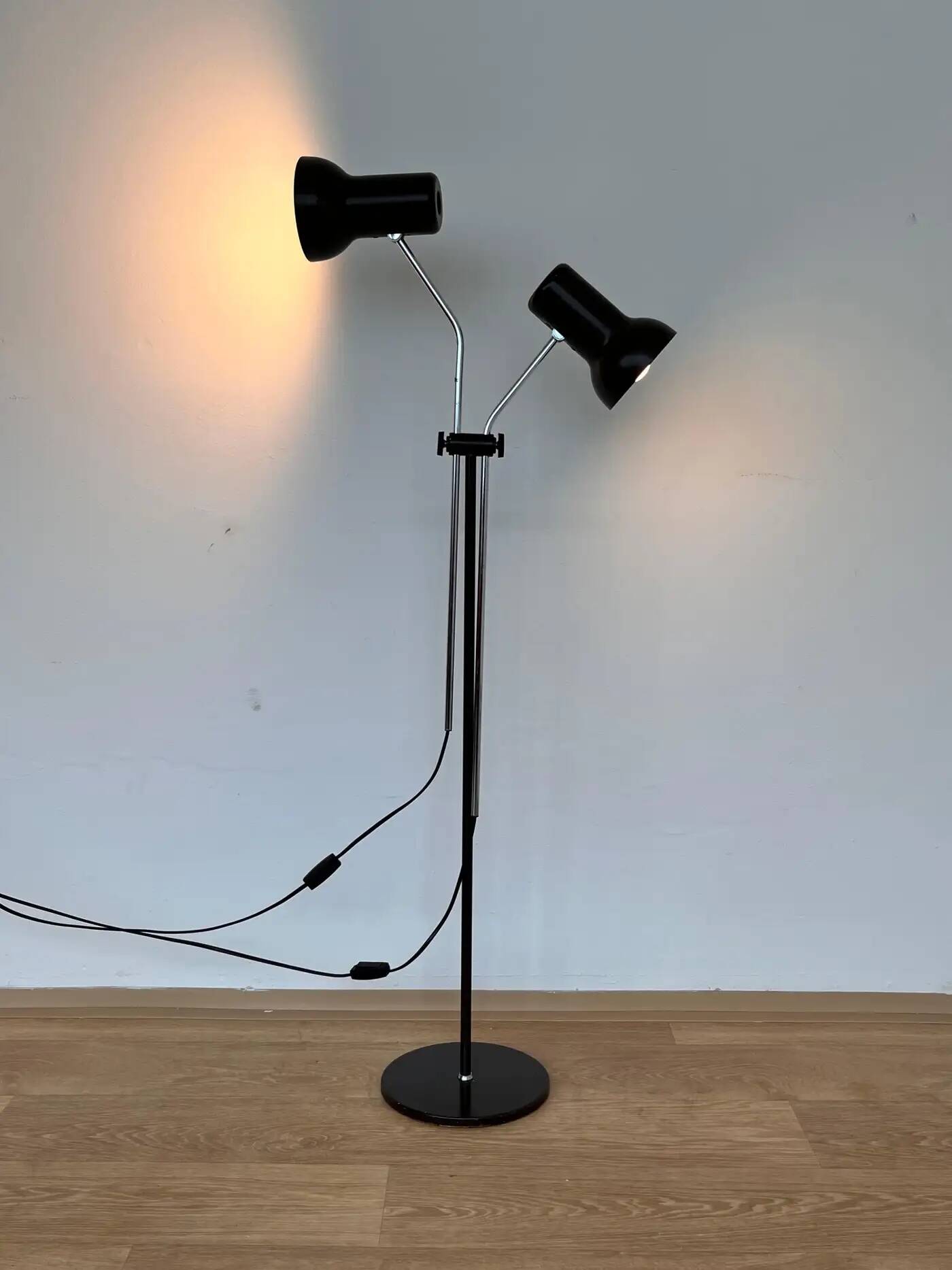 Lampe de sol à design ajustable du milieu du siècle par Napako, années 1970.