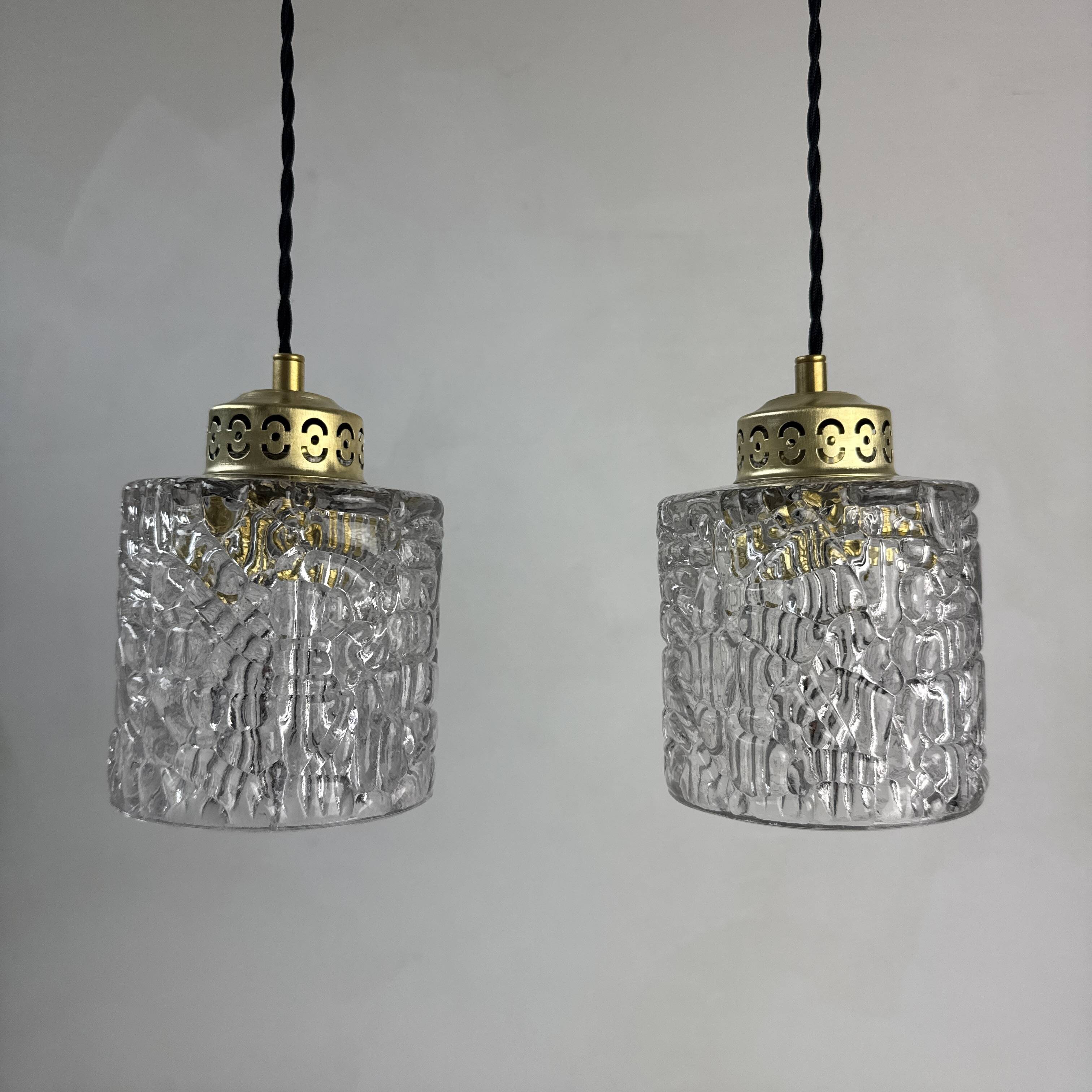 Paire d’anciennes suspensions en verre vintage