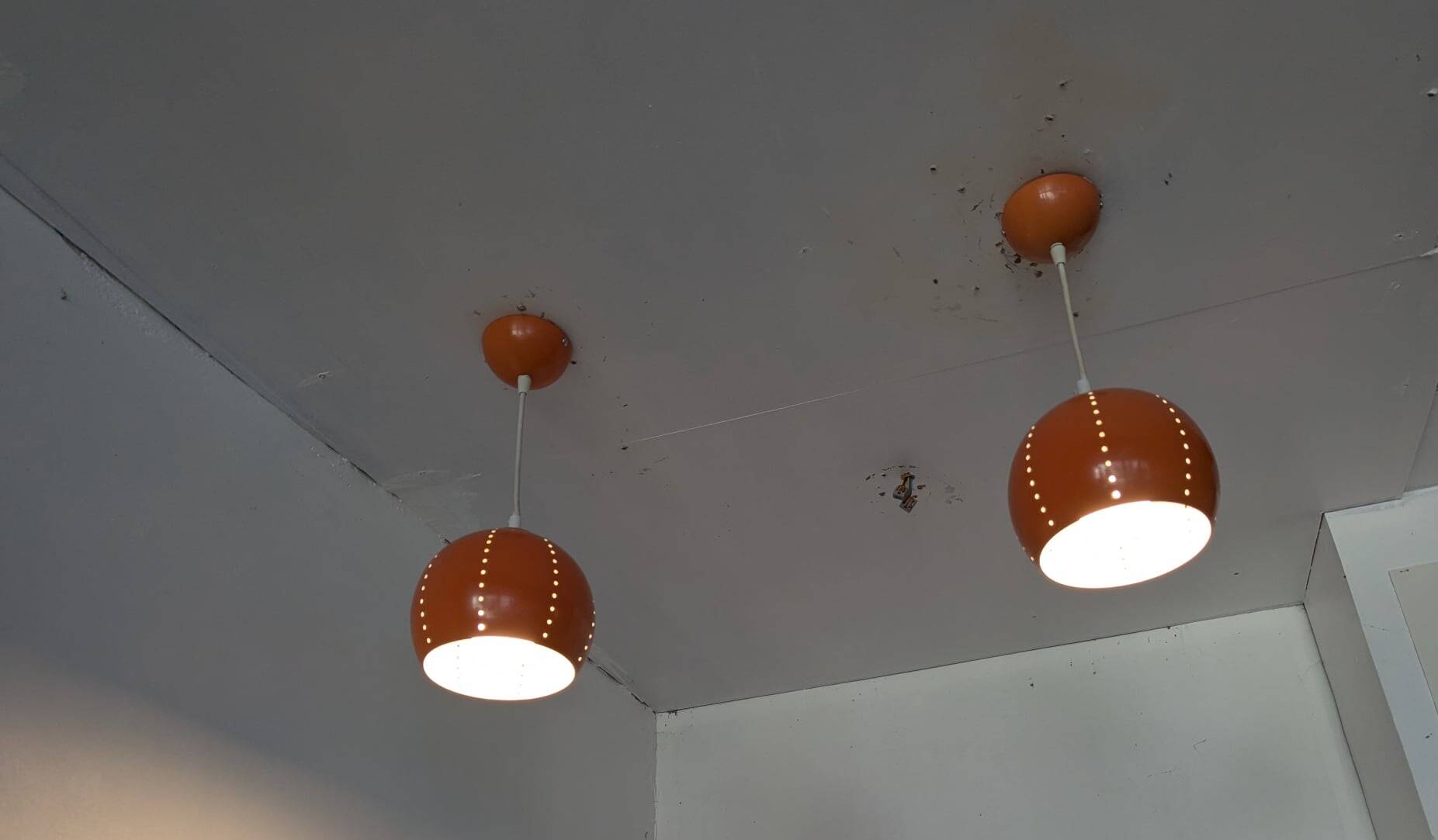 Paire de globes 70's en métal laqué orange.