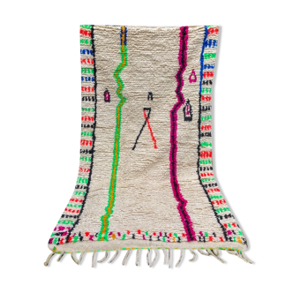 Tapis berbère marocain Azilal en laine blanc à motifs colorés et fluo neuf