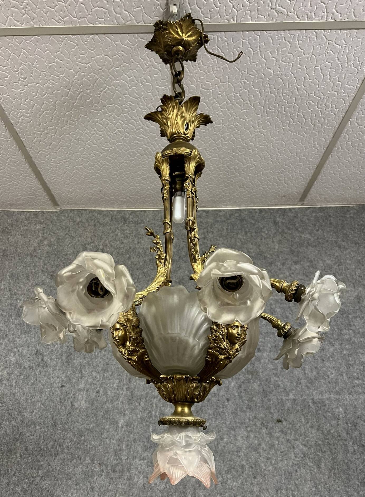 Lustre en bronze doré avec verrerie aux roses et coquilles