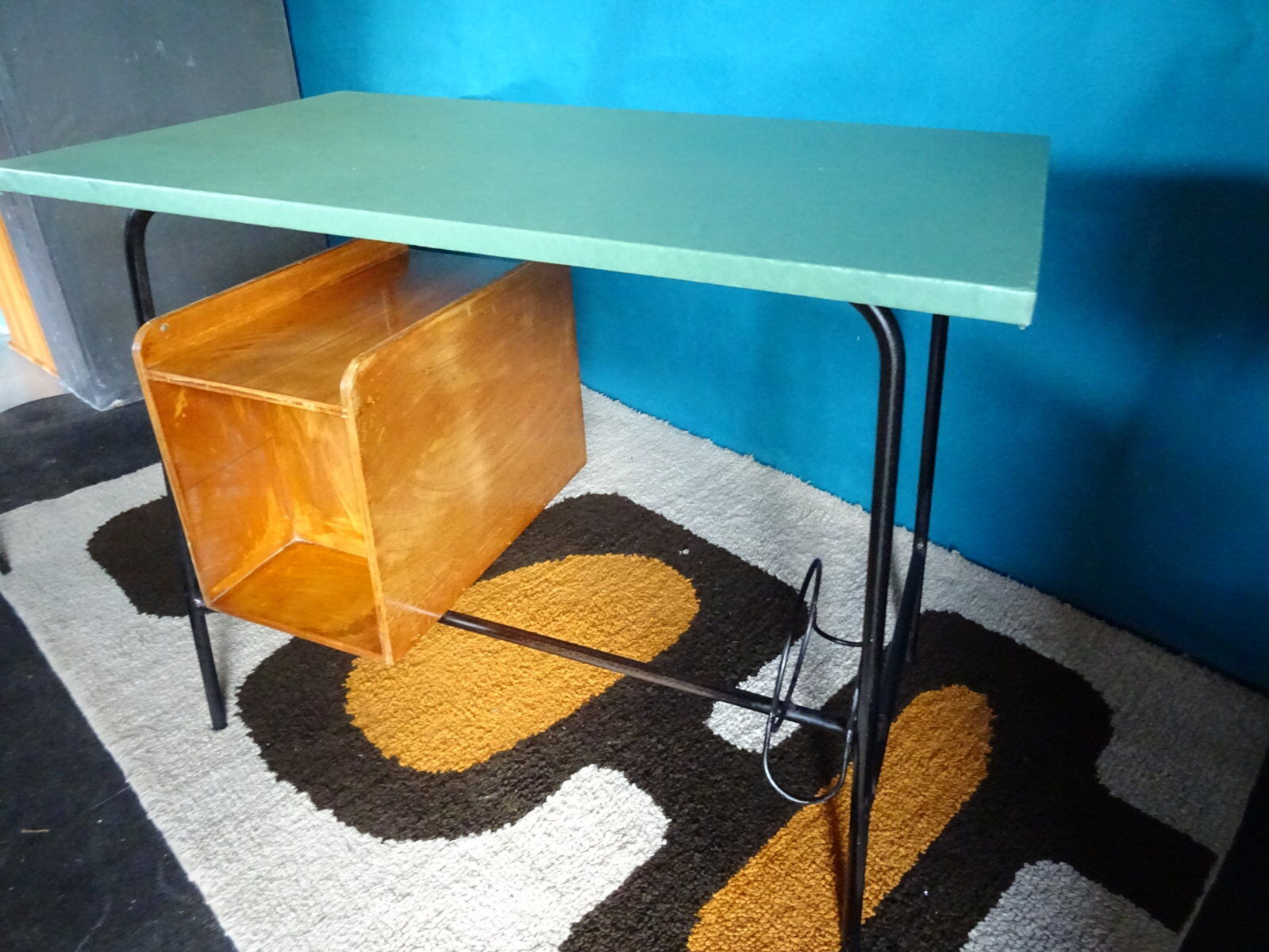 Desk hanging drawers and chair