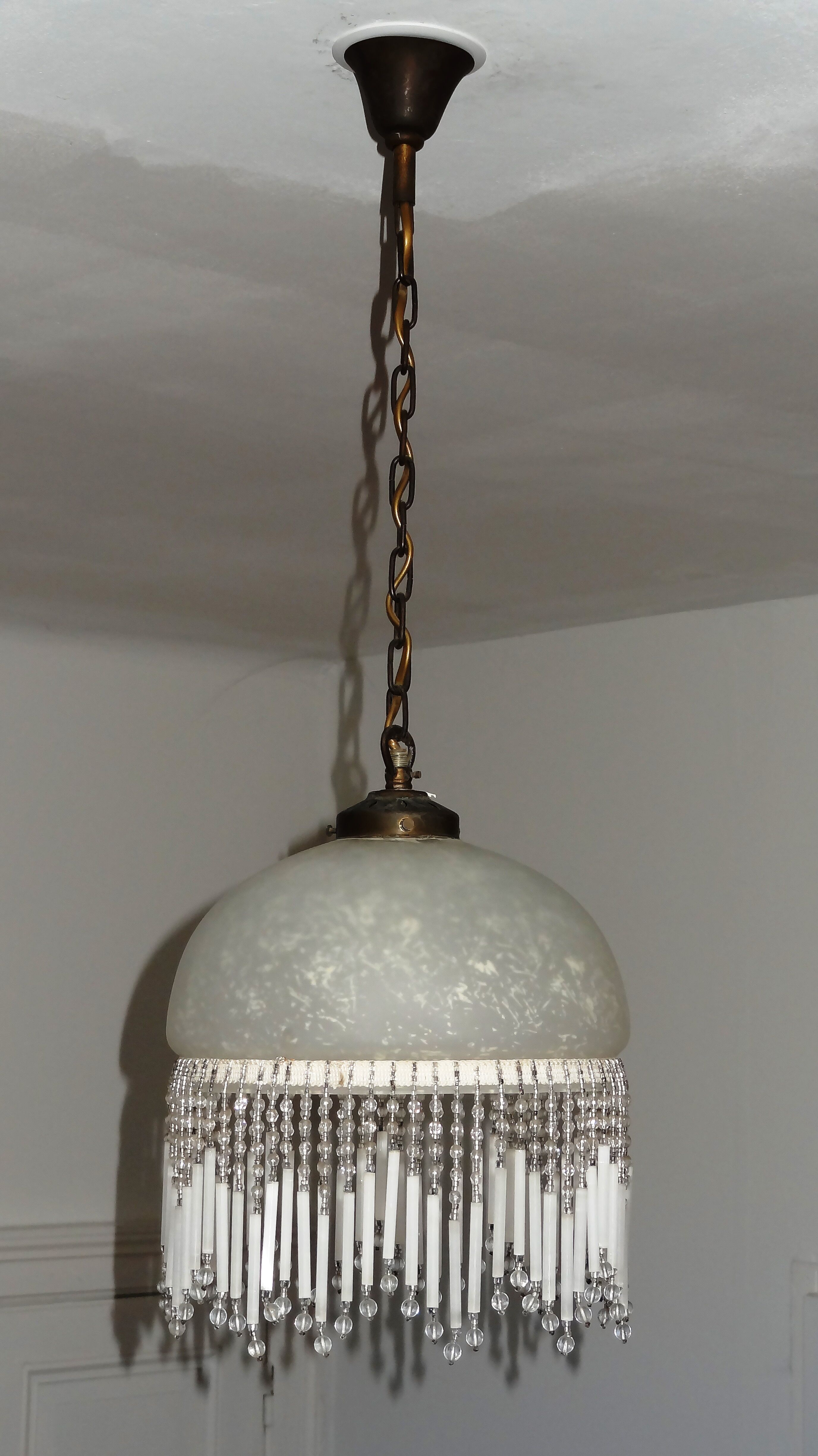 Vintage suspension in half shell speckled with pearls