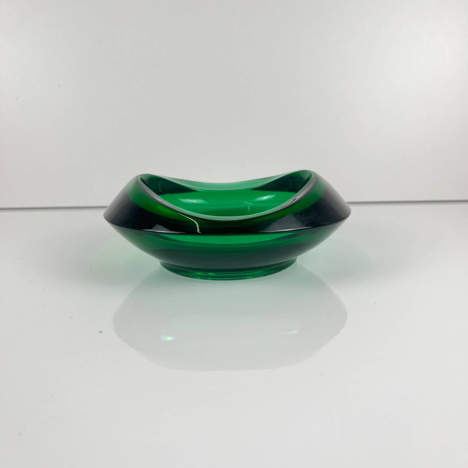 Vide poche / cendrier en verre vert, Tchéquie, 1960