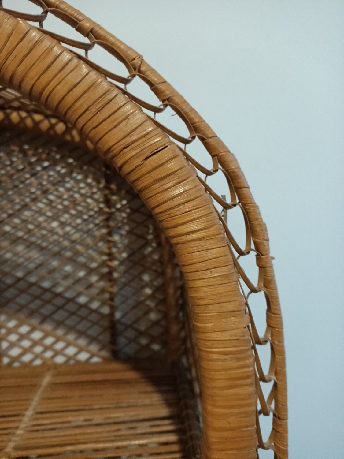 Round rattan shelf