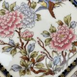 Assiette octogonale ancienne aux motifs d'oiseau et de pivoines, chinoiseries