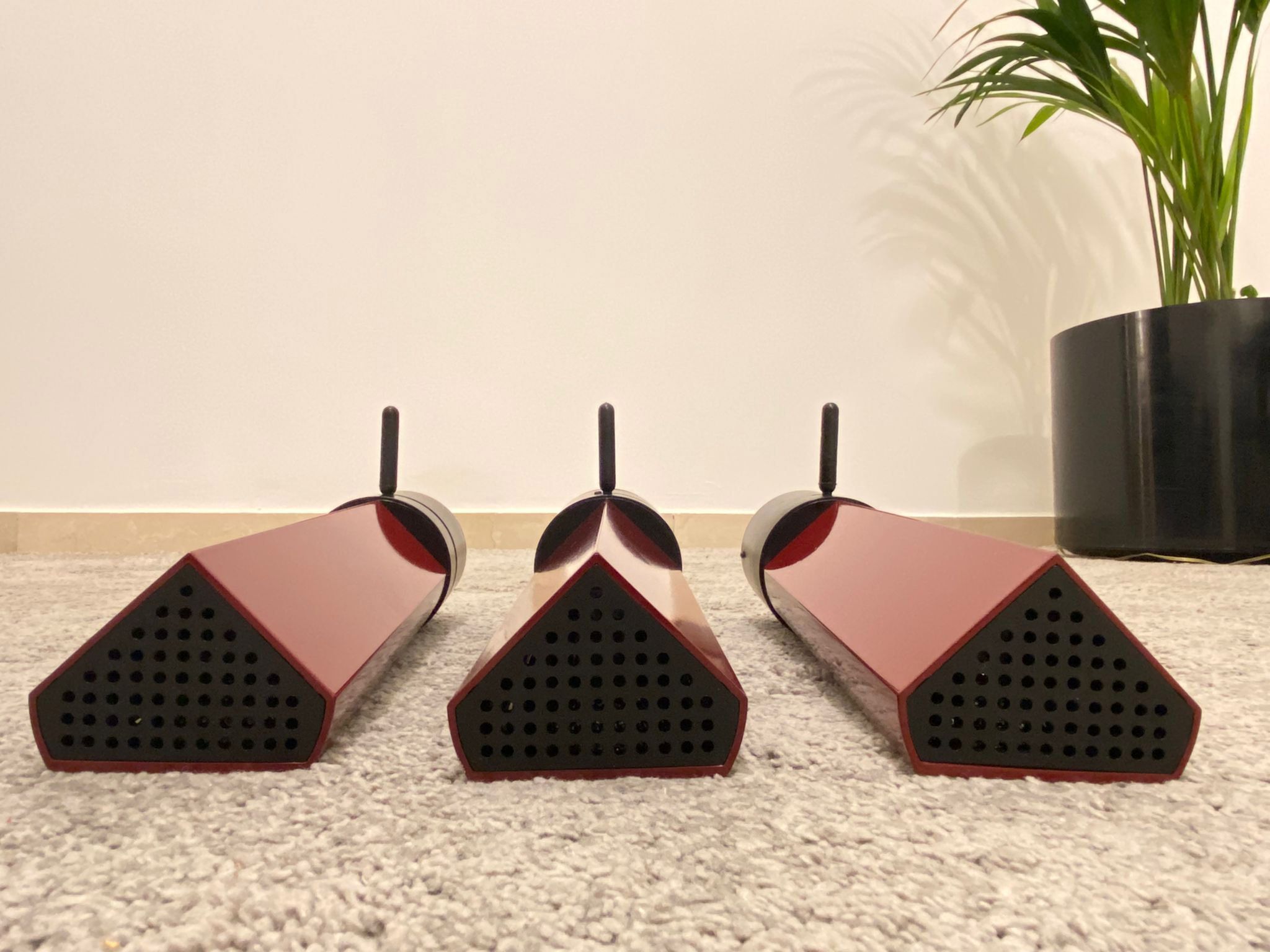 Tritico wall lamp Caltha designer Gianfranco Frattini lacquered in burgundy color, Italy 80's