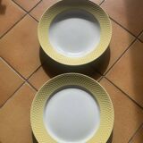Deux plats en faience un creux et un plat a gateaux blanc et bordure jaune