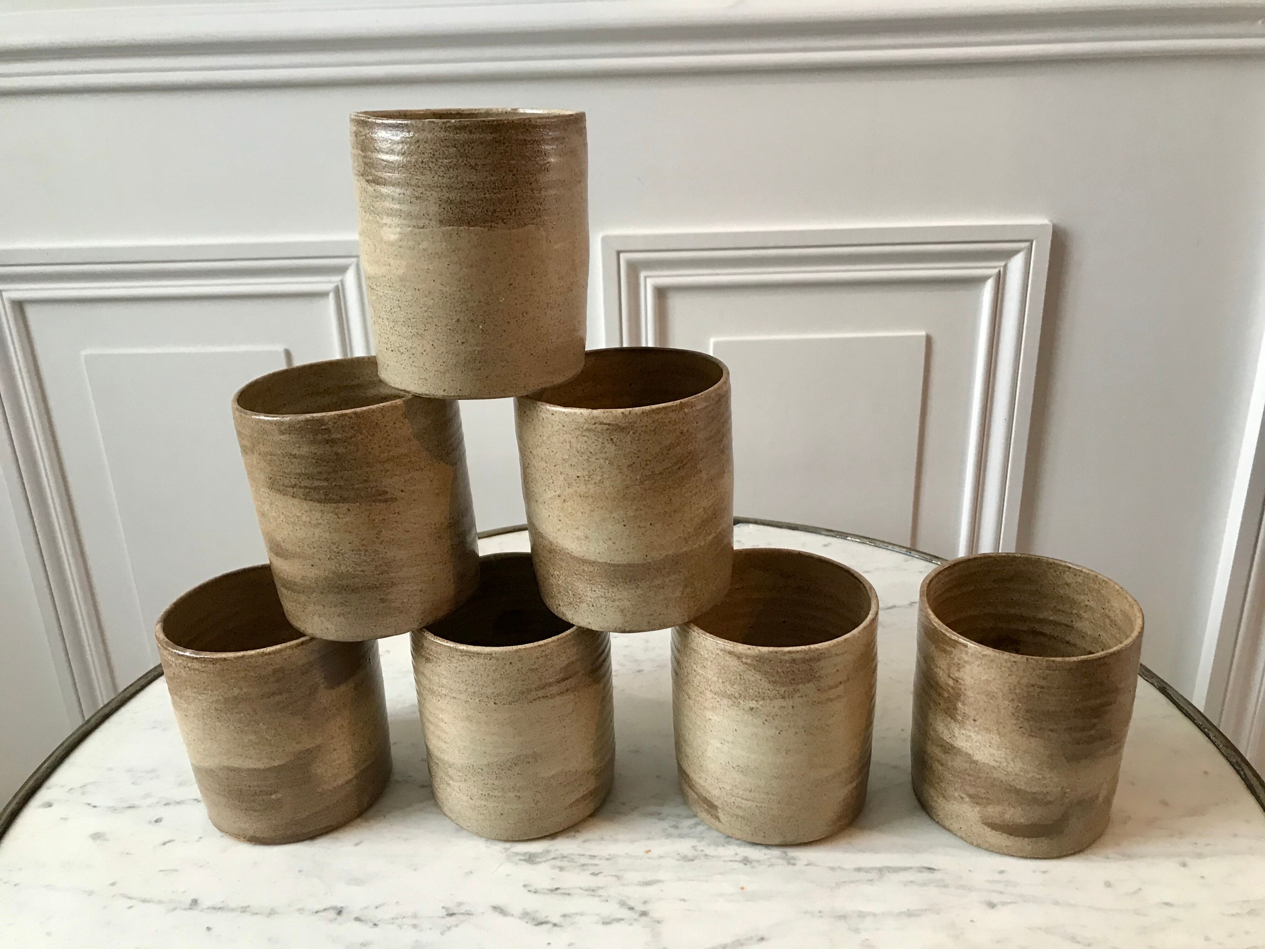 Lot de 7 mugs en grès artisanal années 70