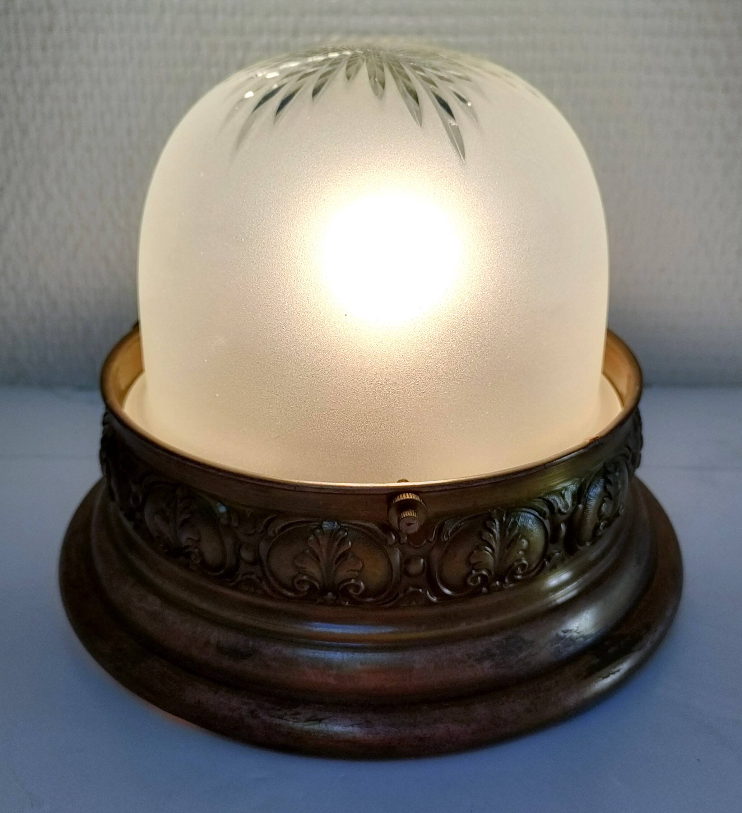 Plafonnier en laiton et verre ciselé début XXème