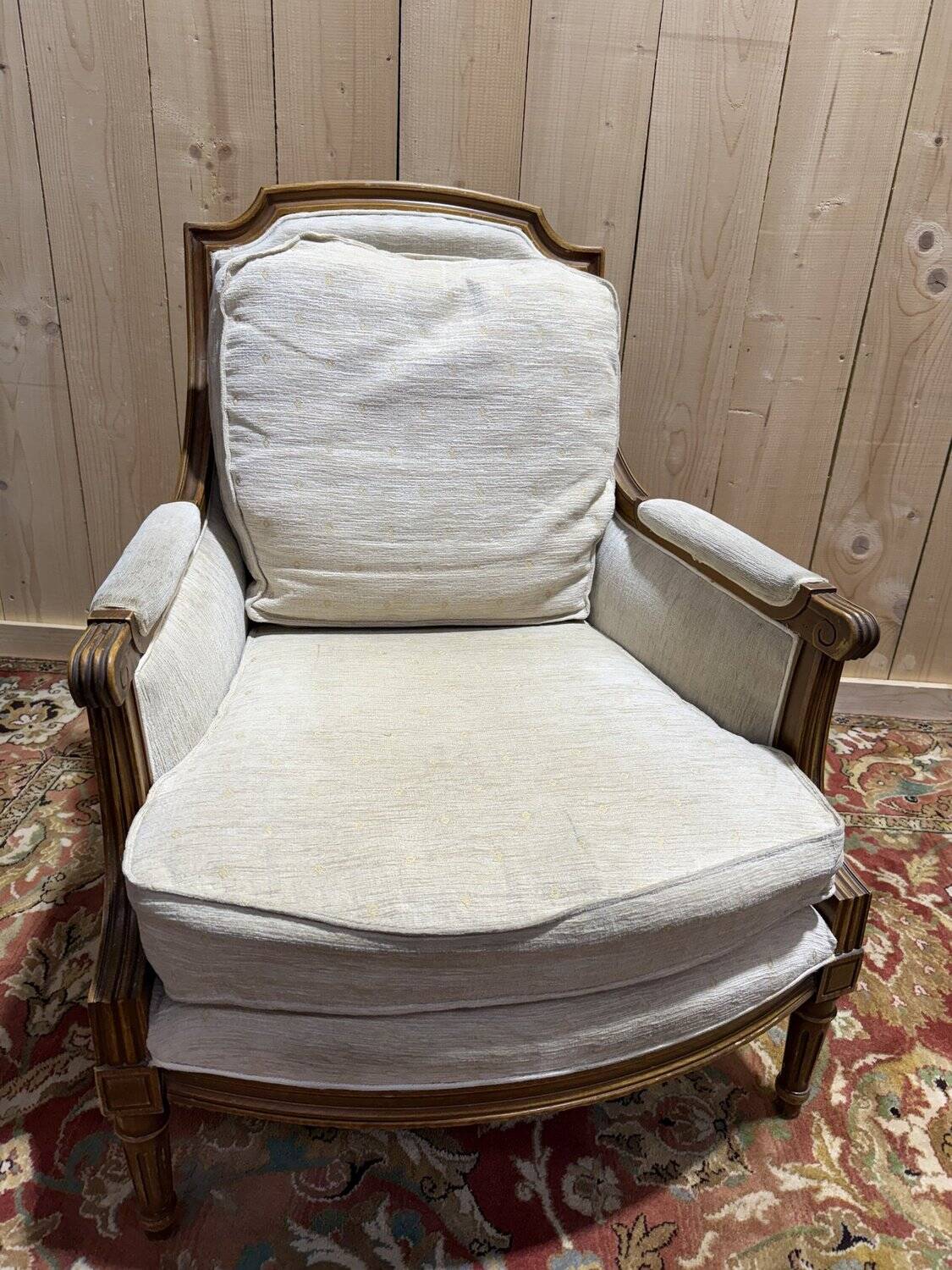 Paire de fauteuil / bergères de style Louis XVI beige