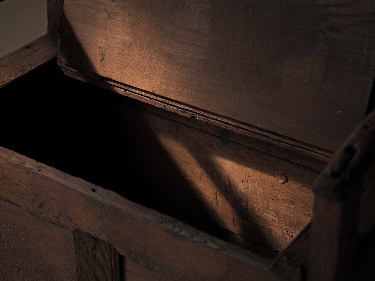 Farm chest bank in solid wood, Auvergne, 19th century