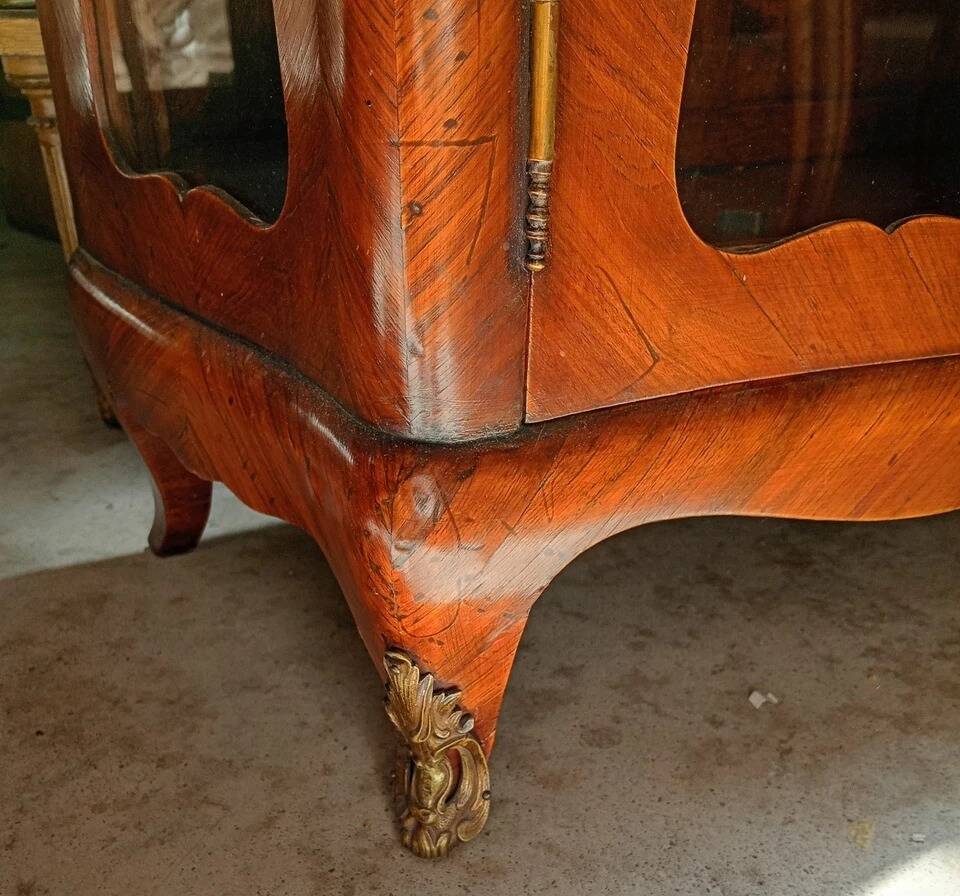 Vitrine d’époque Louis XV en bois de rose marqueté