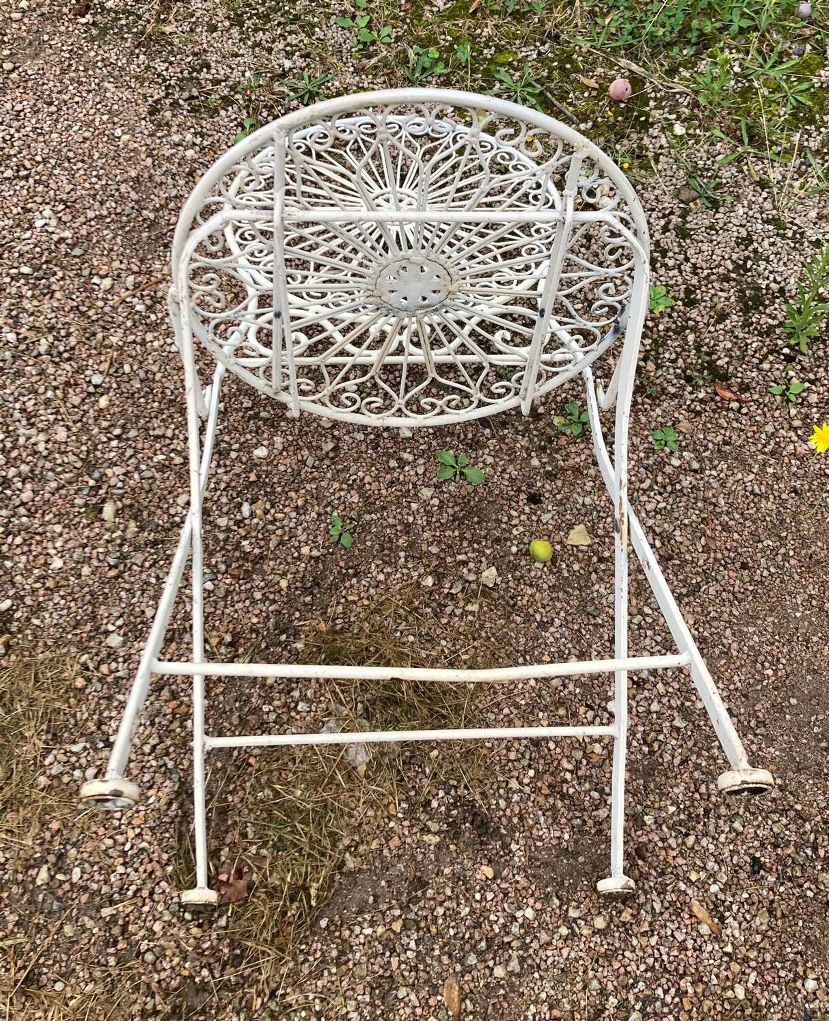 Foldable medallion garden chair from the 20th century in wrought iron with Heart motifs