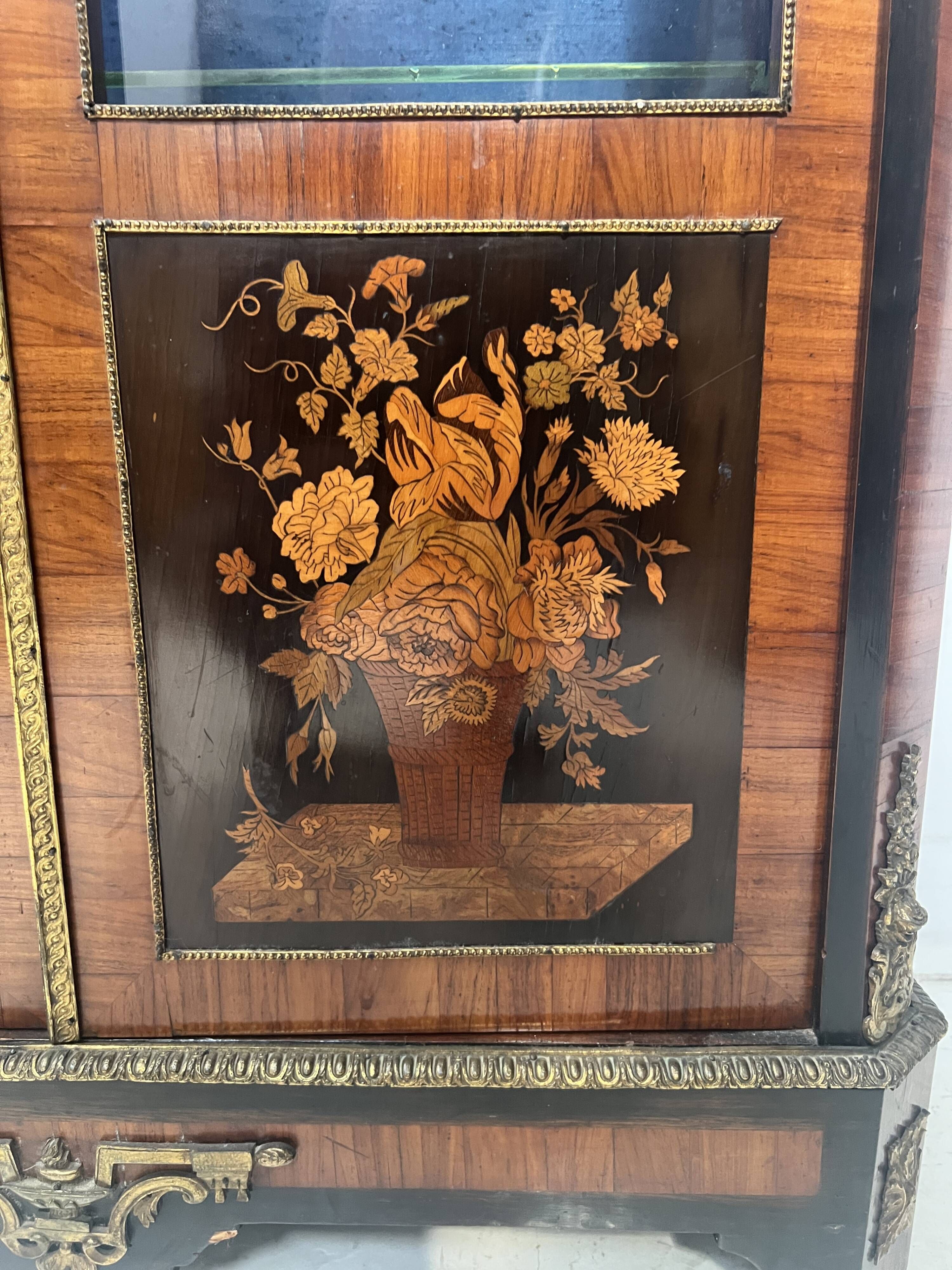 Napoleon III display cabinet in rosewood veneer and marquetry, 19th century.