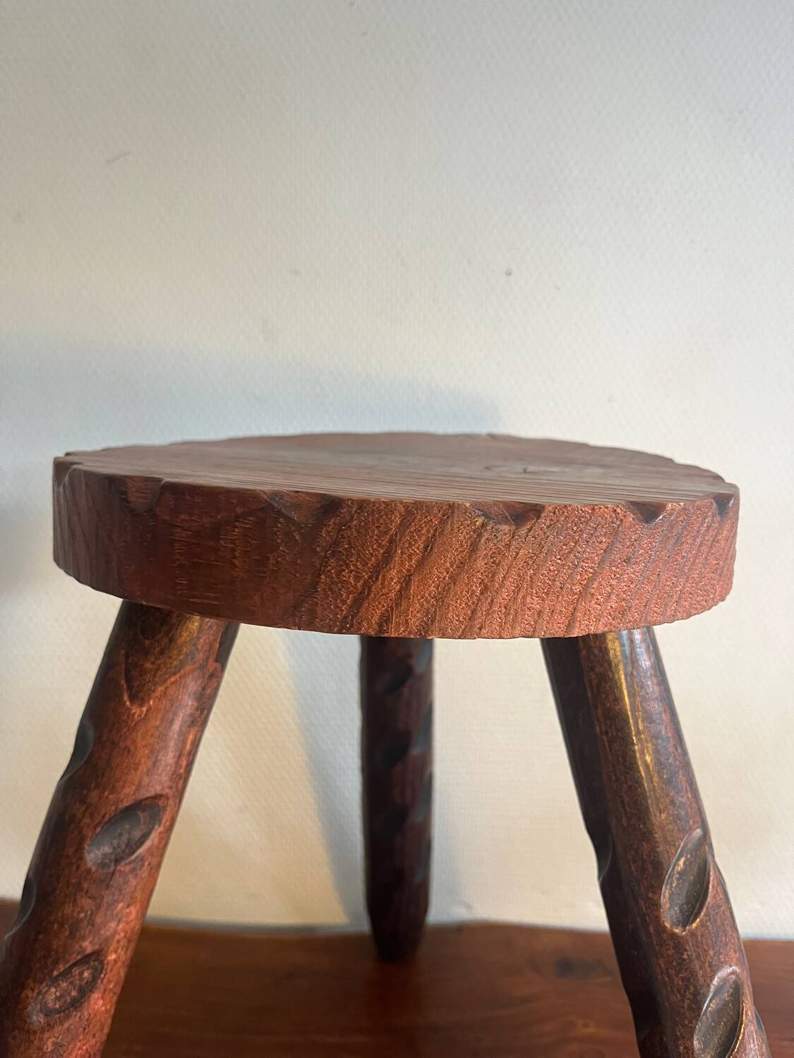 Tabouret tripode en bois