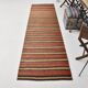 Tapis de couloir Kilim vintage rouge et marron