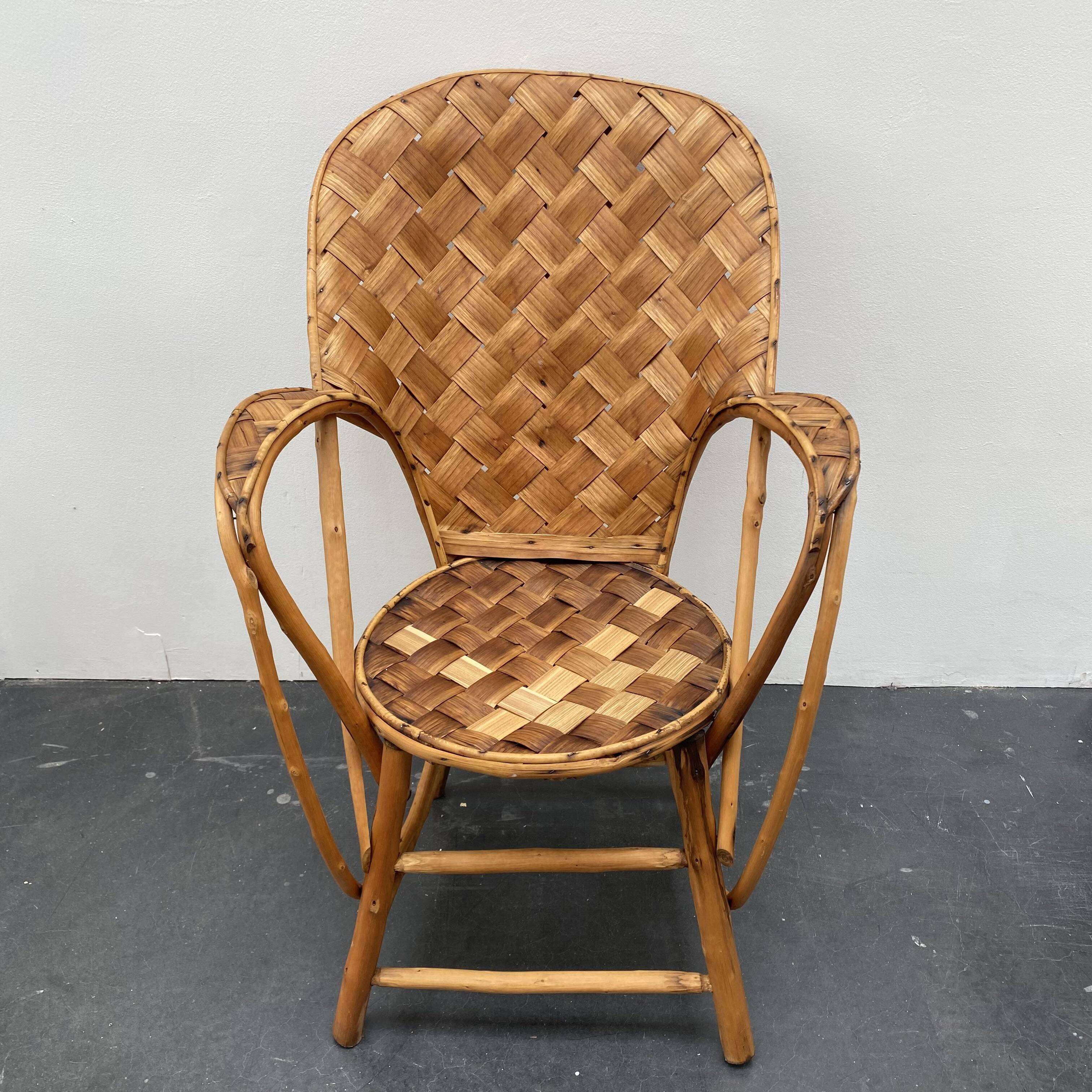 Ensemble composé d’une table et trois fauteuils en lamelles de châtaignier années 50/60