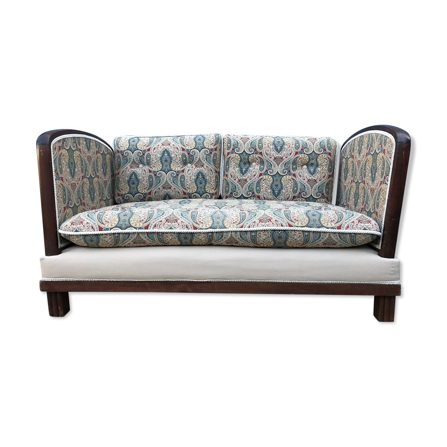 Bench reads art deco